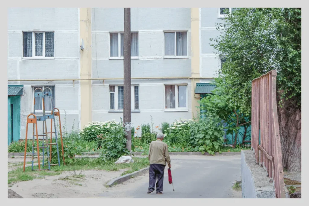 Житель Суража идет по&nbsp;двору рядом с&nbsp;центральной улицей города. Фото: Серафим Миронов.