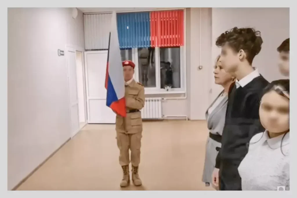 Скриншот видео с&nbsp;еженедельного поднятия флага в&nbsp;школе №&nbsp;2&nbsp;Брянска в&nbsp;январе 2023. Автор видео: Брянский Ворчун, Youtube.