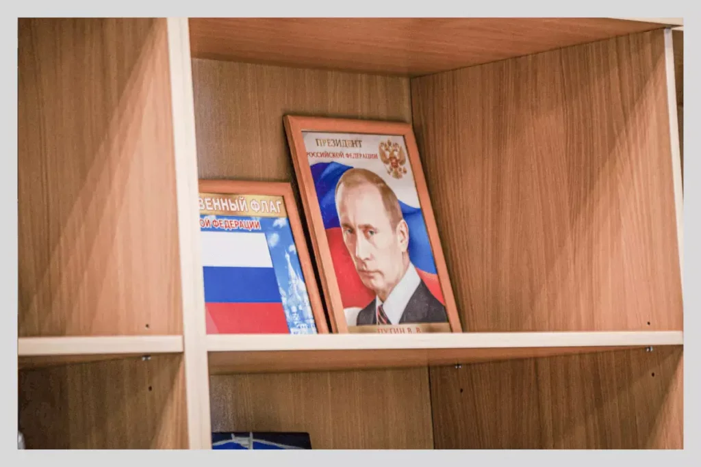 Портрет В.&nbsp;В. Путина на&nbsp;полке в&nbsp;учебном классе одной из&nbsp;школ в&nbsp;Брянске. Фото: Серафим Миронов.