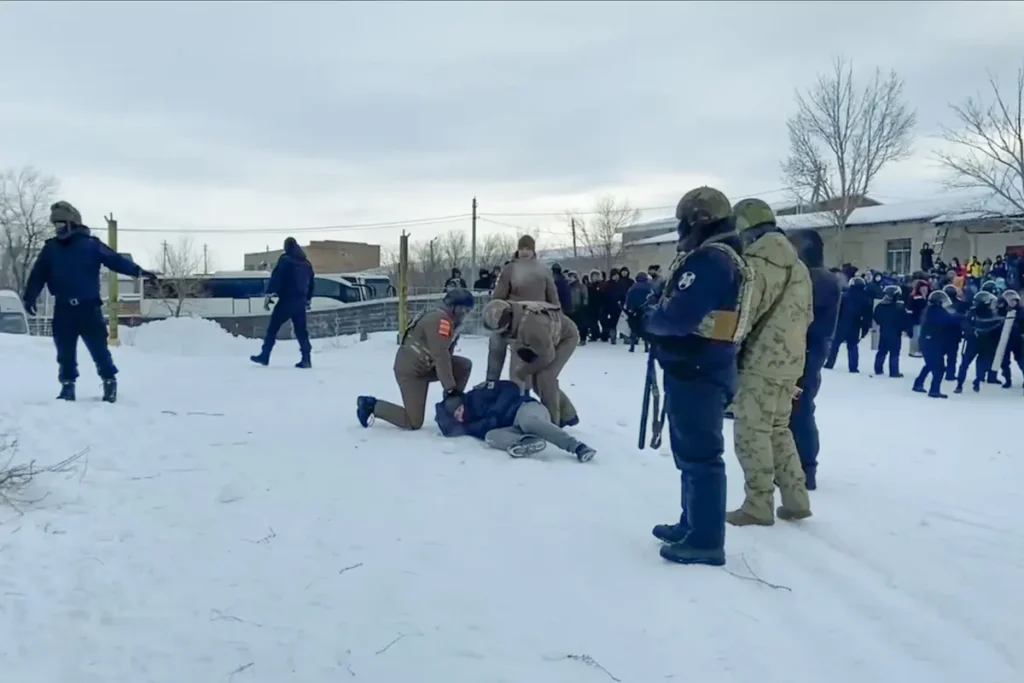 Полиция задерживает протестующих в&nbsp;день оглашения обвинительного приговора Фаилю Алсынову в&nbsp;Баймакском районном суде 17&nbsp;января, Башкортостан. Фото: специальный корреспондент «Верстки».
