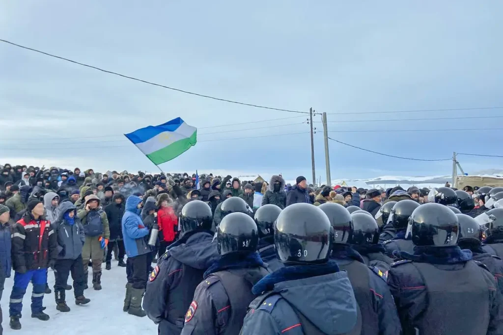 Протесты в&nbsp;день оглашения обвинительного приговора Фаилю Алсынову в&nbsp;Баймакском районном суде 17&nbsp;января, Башкортостан. Фото: специальный корреспондент «Верстки».