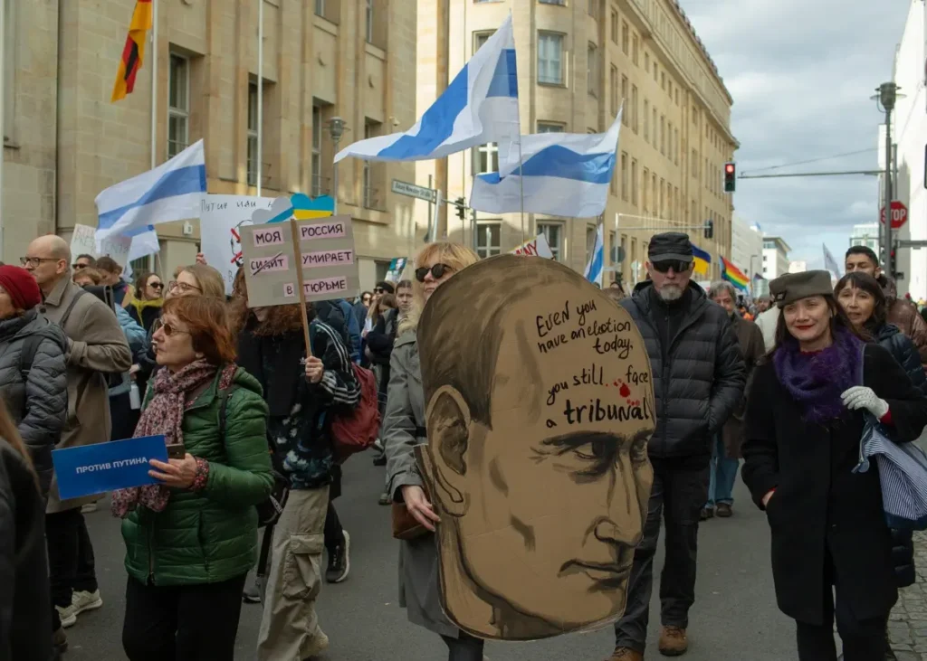 Протестующие во&nbsp;время акции “Полдень против Путина” у&nbsp;посольства России в&nbsp;Берлине. Фото: Ангелина Заглушкина.