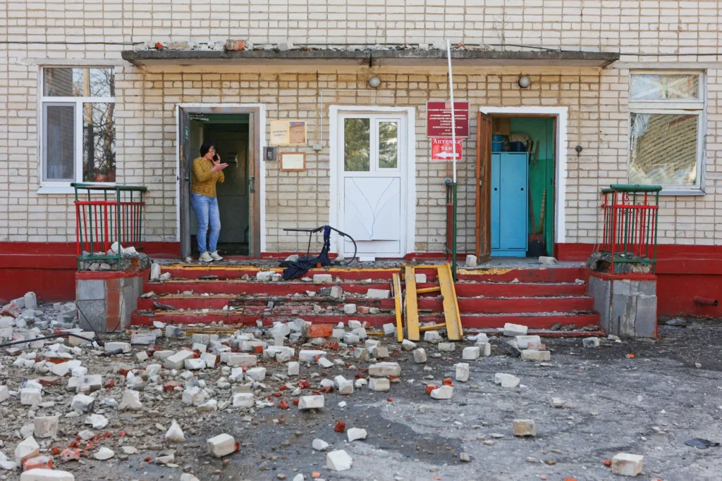 Женщина стоит у&nbsp;входа в&nbsp;здание детского сада, пострадавшее от&nbsp;обстрела в&nbsp;Белгороде, 20&nbsp;марта 2024&nbsp;года.