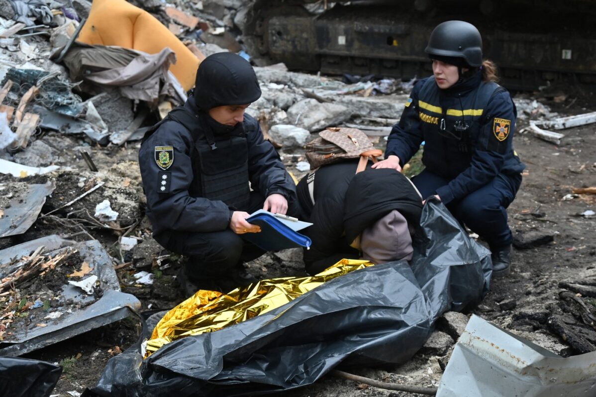 Украинские силовики успокаивают женщину, плачущую над телом её&nbsp;15-летнего сына