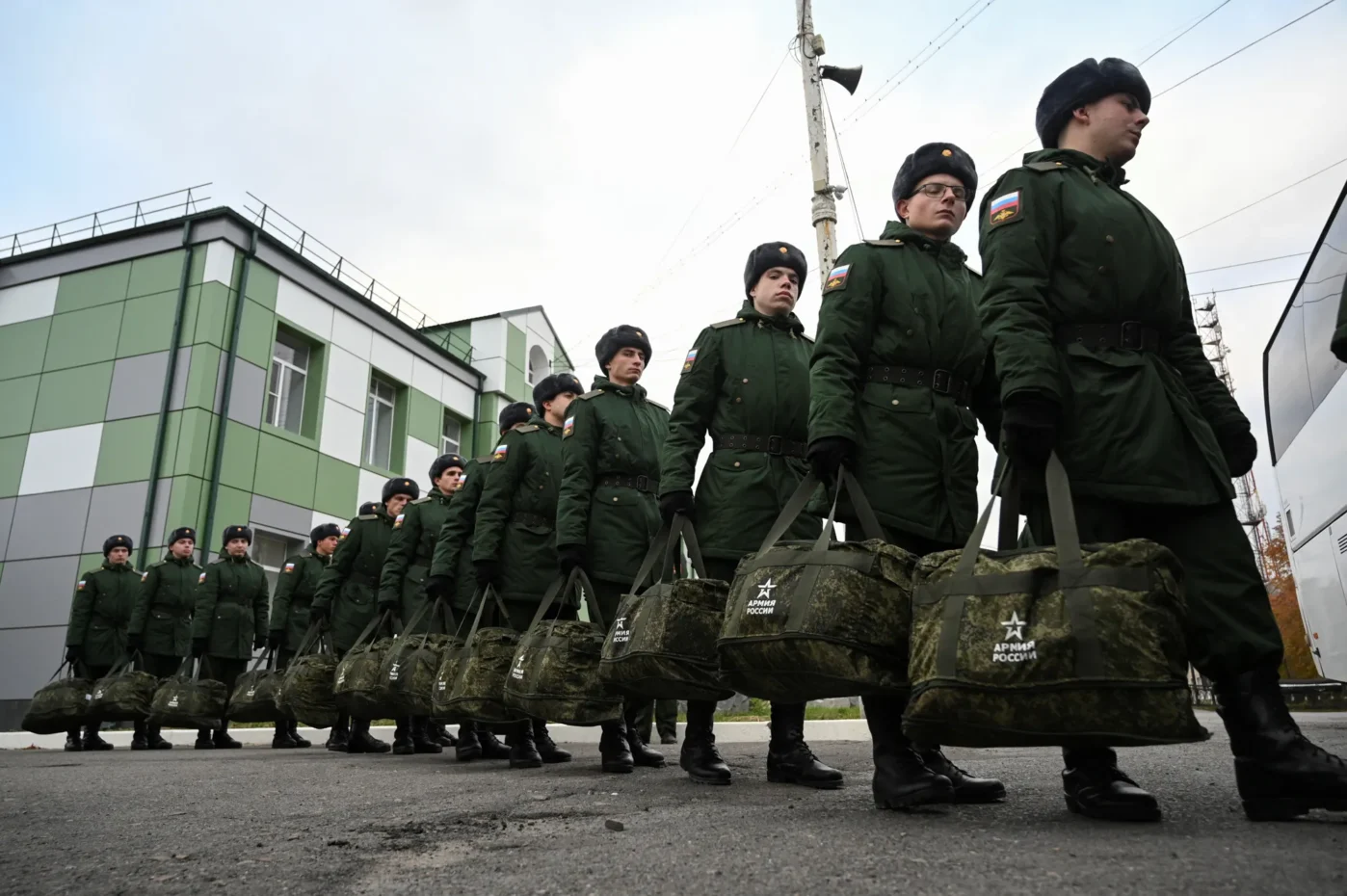 Российские призывники, призванные на&nbsp;военную службу во&nbsp;время осеннего призыва 2024, идут к&nbsp;автобусу перед отправкой в&nbsp;​​гарнизоны