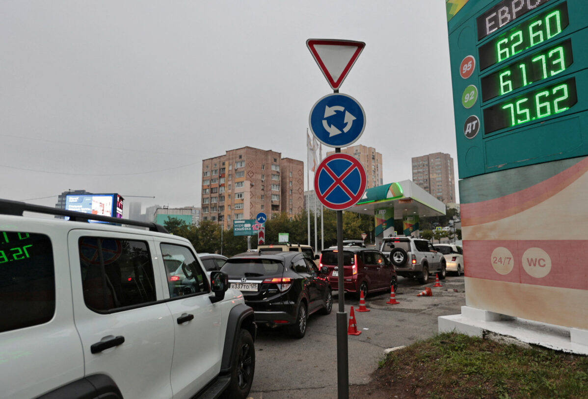 Цены на&nbsp;бензин в&nbsp;России в&nbsp;августе обновили исторические максимумы, в&nbsp;Забайкалье, Приморье и&nbsp;южных регионах отмечается нехватка топлива
