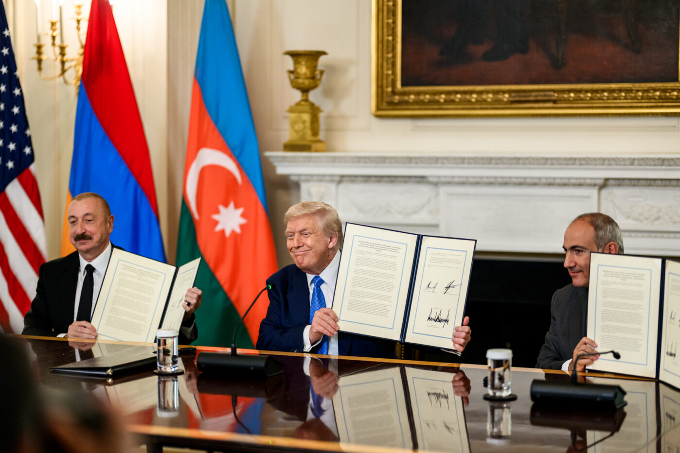Президент Азербайджана Ильхам Алиев и&nbsp;премьер-министр Армении Никол Пашинян подписывают мирное соглашение в&nbsp;присутствии Дональда Трампа